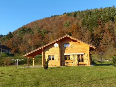 Plan de l'établissement Chalet chaleureux avec terrasse, proche forêt et sentier, à 15 km des stations de ski de Gérardmer - FR-1-589-247