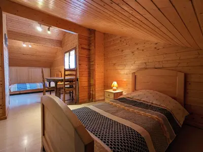 Plan de l'établissement Chalet chaleureux avec terrasse, proche forêt et sentier, à 15 km des stations de ski de Gérardmer - FR-1-589-247
