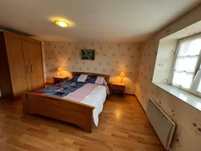 Un ou plusieurs lits dans un hébergement de l'établissement Gîte spacieux avec terrasse et cheminée près de Saint-Dié, à 28 km de Gérardmer - FR-1-589-261