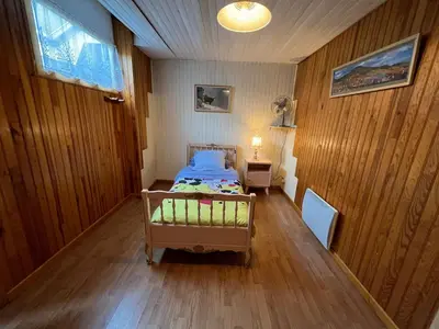 Un ou plusieurs lits dans un hébergement de l'établissement Gîte spacieux avec terrasse et cheminée près de Saint-Dié, à 28 km de Gérardmer - FR-1-589-261
