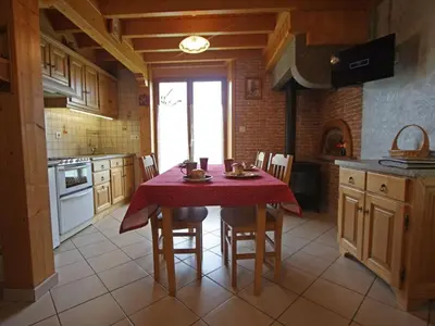 Cuisine ou kitchenette dans l'établissement Maison montagnarde rénovée avec cheminée et randonnées - FR-1-589-281