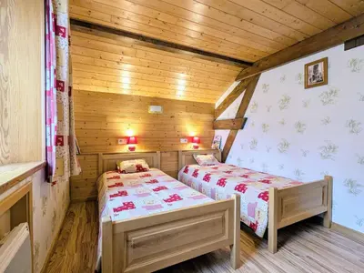 Un ou plusieurs lits dans un hébergement de l'établissement Maison montagnarde rénovée avec cheminée et randonnées - FR-1-589-281