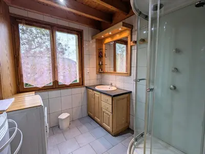 Salle de bains dans l'établissement Maison montagnarde rénovée avec cheminée et randonnées - FR-1-589-281