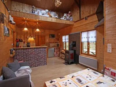 Coin salon dans l'établissement Chalet cosy proche de Gérardmer et Colmar - Nature, WIFI, 2 chambres, terrasse, garage - FR-1-589-306