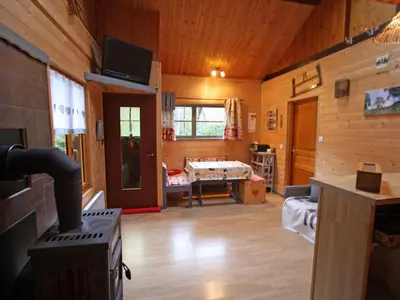 Télévision ou salle de divertissement dans l'établissement Chalet cosy proche de Gérardmer et Colmar - Nature, WIFI, 2 chambres, terrasse, garage - FR-1-589-306