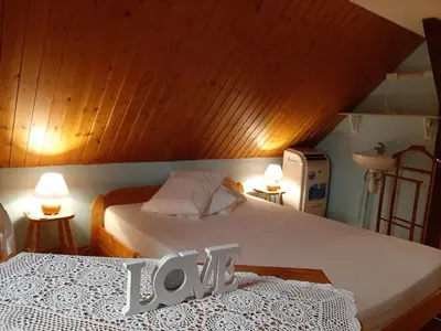 Un ou plusieurs lits dans un hébergement de l'établissement Appartement cosy au cœur de Vagney, proche commerces et sentiers, terrasse et cheminée, à 15km Gérardmer - FR-1-589-304