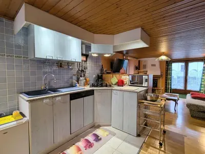 Cuisine ou kitchenette dans l'établissement Appartement cosy au cœur de Vagney, proche commerces et sentiers, terrasse et cheminée, à 15km Gérardmer - FR-1-589-304