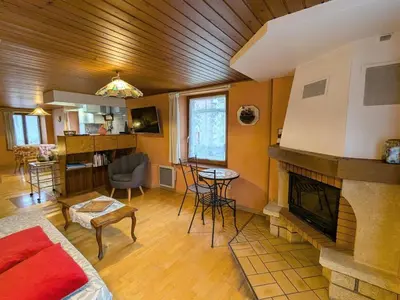 Coin salon dans l'établissement Appartement cosy au cœur de Vagney, proche commerces et sentiers, terrasse et cheminée, à 15km Gérardmer - FR-1-589-304