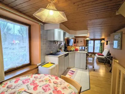 Cuisine ou kitchenette dans l'établissement Appartement cosy au cœur de Vagney, proche commerces et sentiers, terrasse et cheminée, à 15km Gérardmer - FR-1-589-304