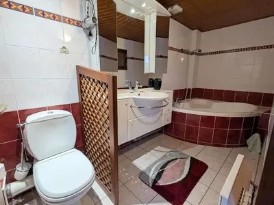 Salle de bains dans l'établissement Appartement cosy au cœur de Vagney, proche commerces et sentiers, terrasse et cheminée, à 15km Gérardmer - FR-1-589-304
