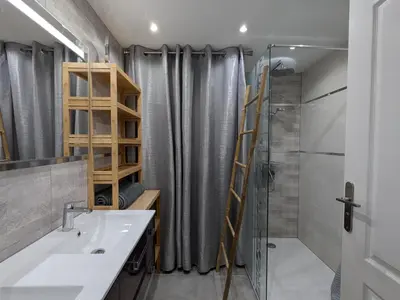 Salle de bains dans l'établissement Évasion Vosgienne: Chalet de Luxe, Spa, Sauna, Proche Randos et Stations de Ski - FR-1-589-313