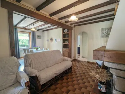 Coin salon dans l'établissement Gîte familial avec jardin, cheminée et parking à Jussarupt, près de Gérardmer - FR-1-589-320