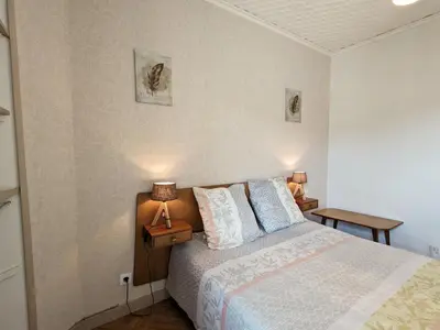 Un ou plusieurs lits dans un hébergement de l'établissement Gîte familial avec jardin, cheminée et parking à Jussarupt, près de Gérardmer - FR-1-589-320