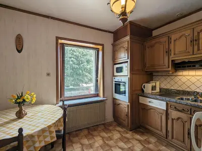 Cuisine ou kitchenette dans l'établissement Gîte familial avec jardin, cheminée et parking à Jussarupt, près de Gérardmer - FR-1-589-320