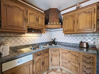 Cuisine ou kitchenette dans l'établissement Gîte familial avec jardin, cheminée et parking à Jussarupt, près de Gérardmer - FR-1-589-320