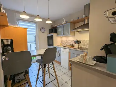 Cuisine ou kitchenette dans l'établissement Appartement chaleureux avec garage & balcon au cœur de Gérardmer, proche lac & pistes - FR-1-589-338