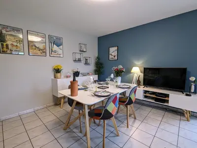 Télévision ou salle de divertissement dans l'établissement Appartement chaleureux avec garage & balcon au cœur de Gérardmer, proche lac & pistes - FR-1-589-338