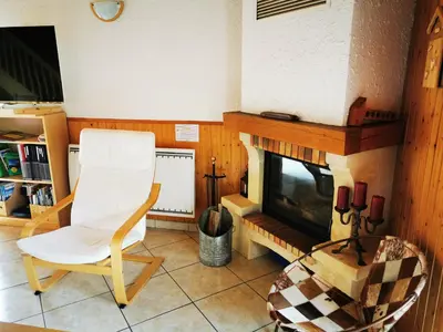 Coin salon dans l'établissement Maison indépendante avec jardin, terrasse et cheminée à Saulxures-sur-Moselotte - FR-1-589-339