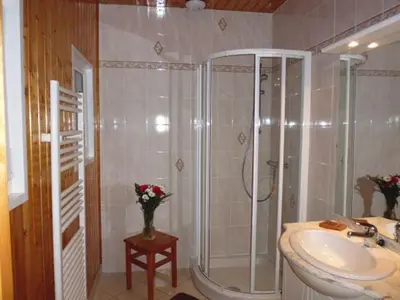 Salle de bains dans l'établissement Maison indépendante avec jardin, terrasse et cheminée à Saulxures-sur-Moselotte - FR-1-589-339