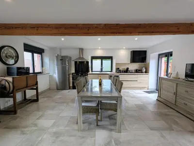 Cuisine ou kitchenette dans l'établissement Gîte moderne et rénové avec carport et local à ski au calme près des Vosges - FR-1-589-342