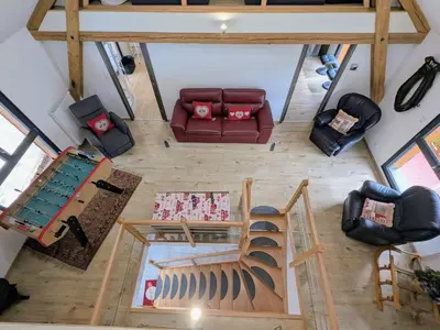 Coin salon dans l'établissement Gîte moderne et rénové avec carport et local à ski au calme près des Vosges - FR-1-589-342