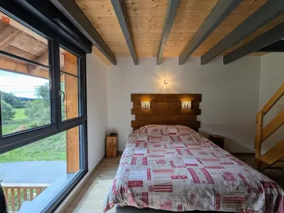 Un ou plusieurs lits dans un hébergement de l'établissement Gîte moderne et rénové avec carport et local à ski au calme près des Vosges - FR-1-589-342
