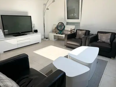 Télévision ou salle de divertissement dans l'établissement Appartement Bes,, Attique neuf avec confort