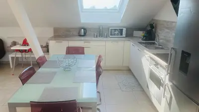 Cuisine ou kitchenette dans l'établissement Appartement Bes,, Attique neuf avec confort