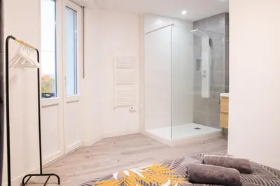 Salle de bains dans l'établissement *Le Tendance appart*