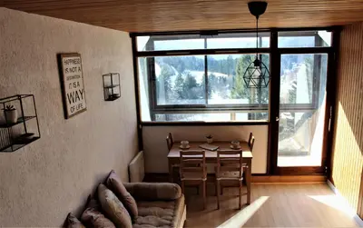 Coin salon dans l'établissement Studio sous les pistes avec vue sur la vallée