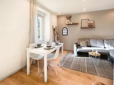 Coin salon dans l'établissement Appart'Hotel Le Tilleul - NETFLIX, JARDIN ET FIBRE OPTIQUE