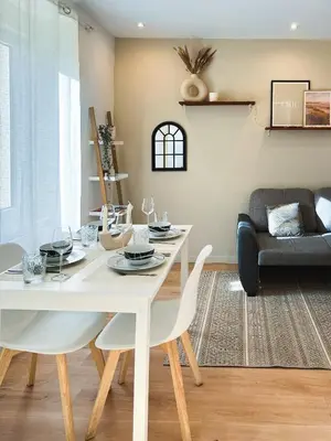 Coin salon dans l'établissement Appart'Hotel Le Tilleul - NETFLIX, JARDIN ET FIBRE OPTIQUE