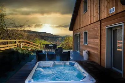 Vue générale sur la montagne ou vue sur la montagne depuis le chalet