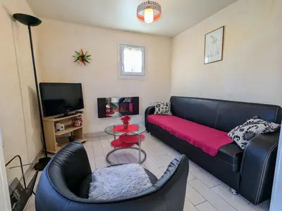 Télévision ou salle de divertissement dans l'établissement Chalet familial avec grand jardin et équipements pour enfants, à 500m du centre de Ban-sur-Meurthe - FR-1-589-33
