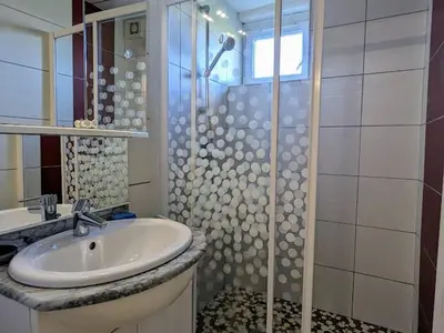 Salle de bains dans l'établissement Chalet familial avec grand jardin et équipements pour enfants, à 500m du centre de Ban-sur-Meurthe - FR-1-589-33