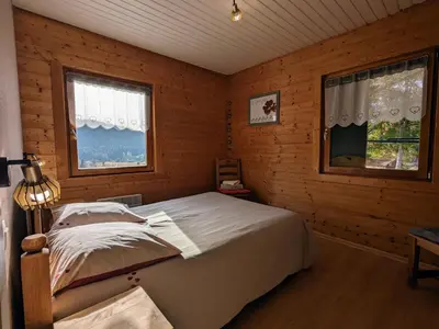 Un ou plusieurs lits dans un hébergement de l'établissement Chalet rénové proche du Valtin – Idéal pour famille, randonnées et ski, Wifi, luges fournies - FR-1-589-150