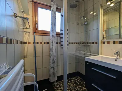 Salle de bains dans l'établissement Chalet rénové proche du Valtin – Idéal pour famille, randonnées et ski, Wifi, luges fournies - FR-1-589-150