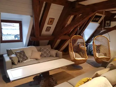Coin salon dans l'établissement à l'orée du bois