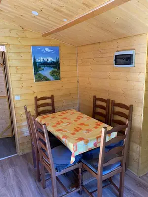 Télévision ou salle de divertissement dans l'établissement Chalet rustique, 3pièces, jusqu'à 6 personnes