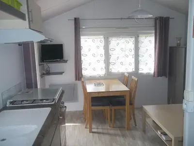 Cuisine ou kitchenette dans l'établissement camping aire du gros pré