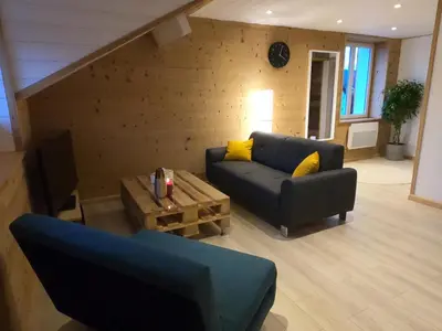 Coin salon dans l'établissement Chez Léa et Lolo - L'Alpina