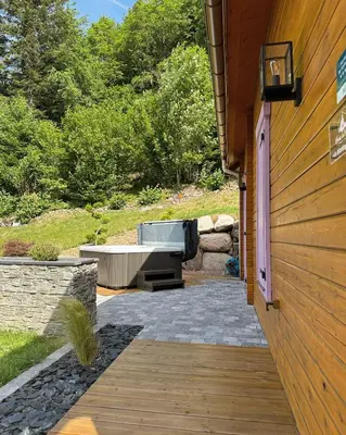 Jardin de l'établissement Chalet Le Montagnard SPA & SAUNA - Lits faits - Serviettes - Peignoirs - Ménage inclus