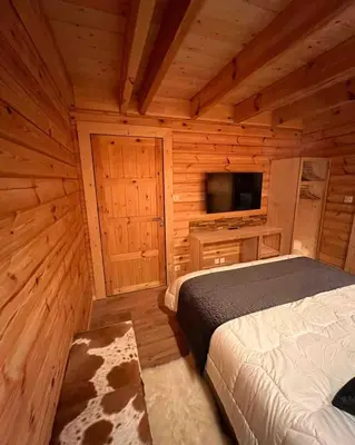Un ou plusieurs lits dans un hébergement de l'établissement Chalet Le Montagnard SPA & SAUNA - Lits faits - Serviettes - Peignoirs - Ménage inclus