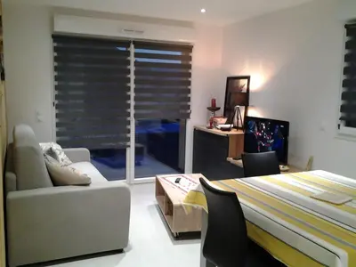 Télévision ou salle de divertissement dans l'établissement Les balcons la haie des grisselles