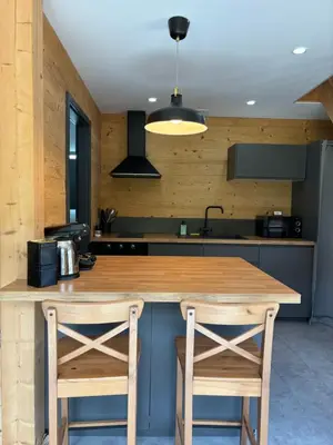 Cuisine ou kitchenette dans l'établissement Les Chalets Perce Neige & Jacuzzi privatif, proximité Gerardmer & La Bresse