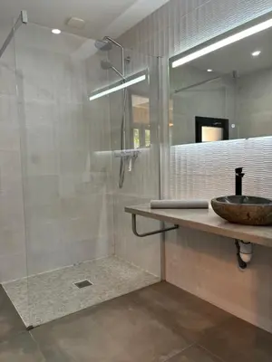 Salle de bains dans l'établissement Les Chalets Perce Neige & Jacuzzi privatif, proximité Gerardmer & La Bresse