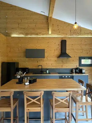Cuisine ou kitchenette dans l'établissement Les Chalets Perce Neige & Jacuzzi privatif, proximité Gerardmer & La Bresse