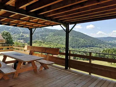 Vue générale sur la montagne ou vue sur la montagne depuis le chalet