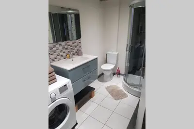 Salle de bains dans l'établissement Joli petit studio les brimbelles