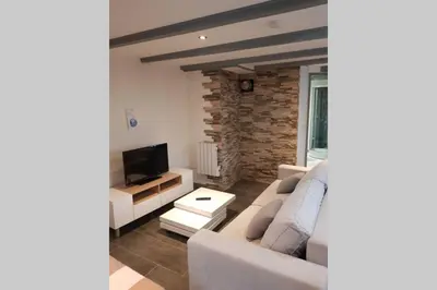 Télévision ou salle de divertissement dans l'établissement Joli petit studio les brimbelles